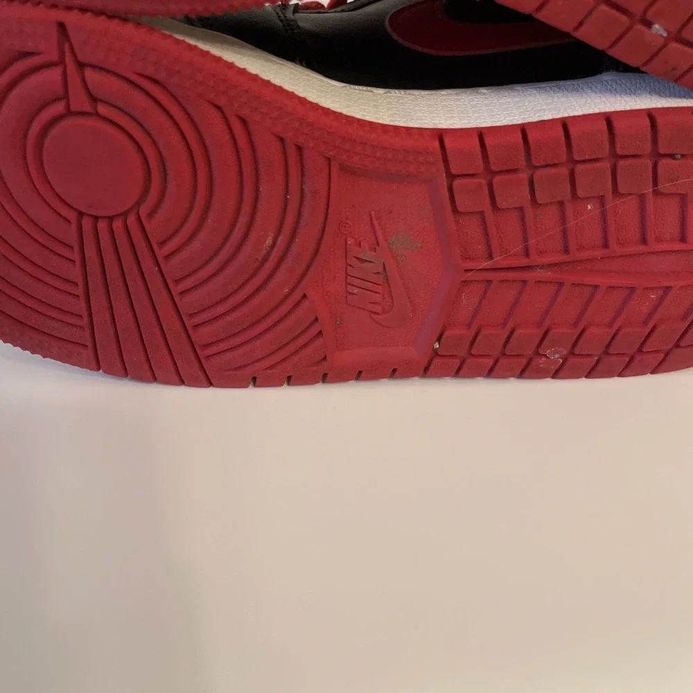 Air Jordan 1 Mid Alternate Bred (2022) DQ8423-060 Black/Red Boys 5Y